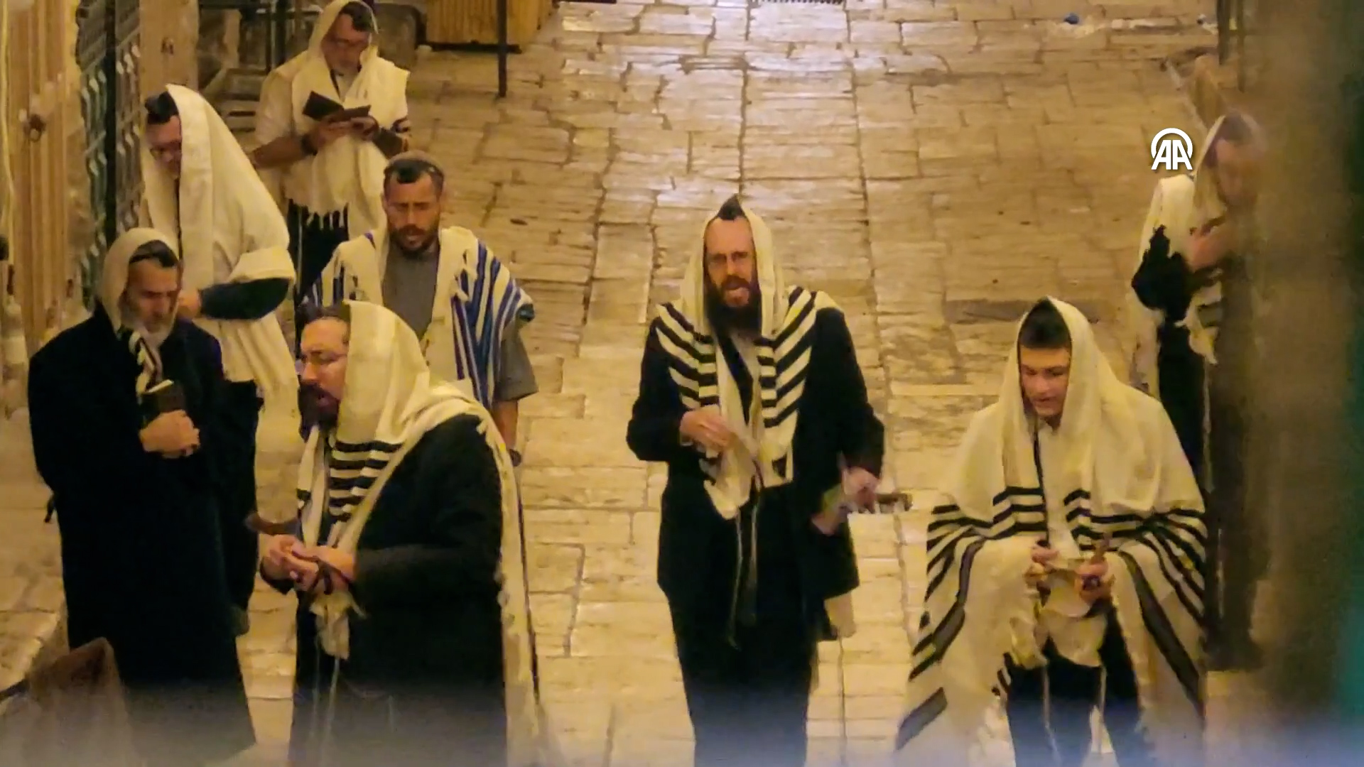 Des extrémistes juifs sionistes israéliens exécutant des prières juives après avoir pénétré dans l'enceinte de la mosquée Al Aqsa. Crédit : Agence Anadolu.