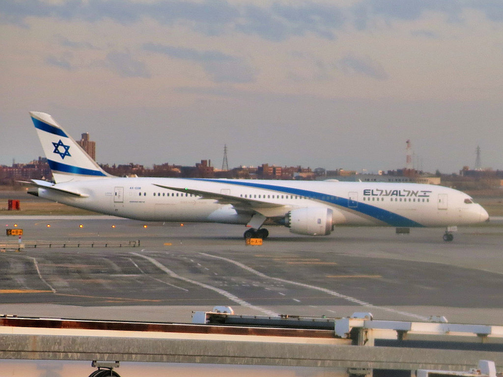 Fichier: Boeing 787-9 Dreamliner 4X-EDB d'El Al Israel Airlines circulant à l'aéroport JFK.jpg - Wikimedia Commons